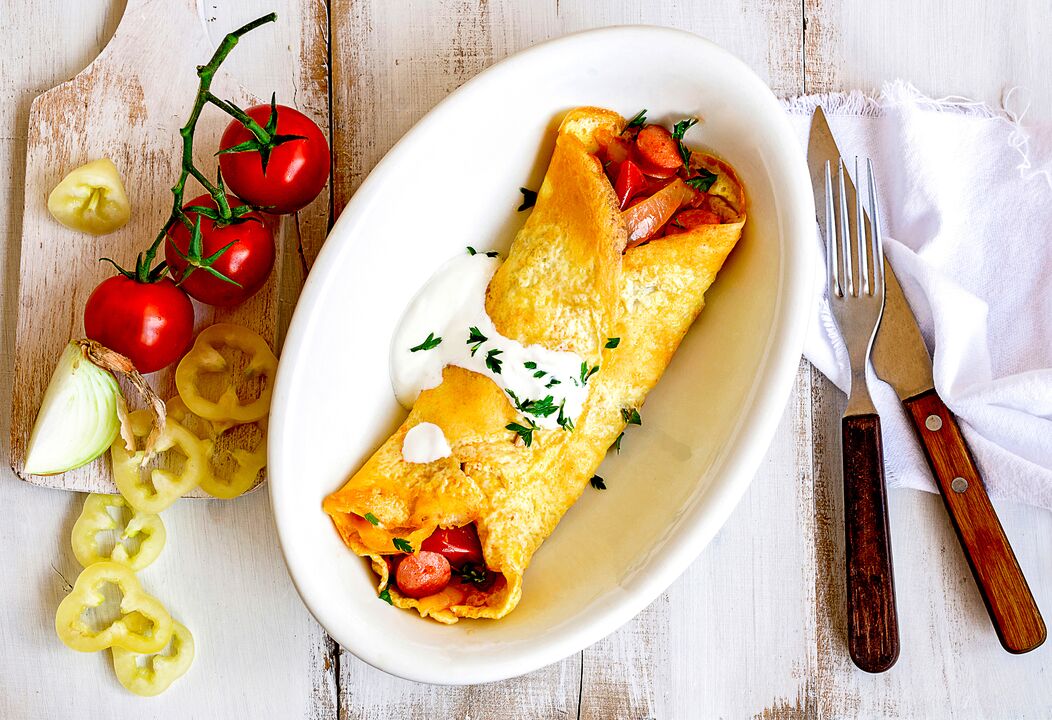 For breakfast, those who are losing weight on a ketogenic diet have an omelette with cheese, vegetables and ham